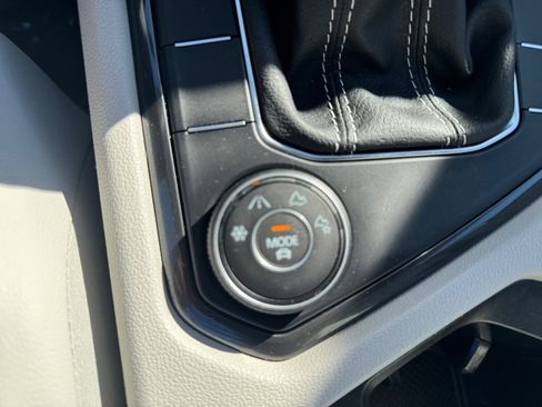 Certified 2022 Volkswagen Tiguan SE image 17