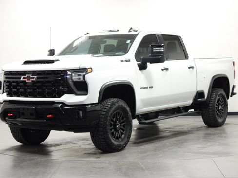 Used 2025 Chevrolet Silverado 2500 ZR2 w/ Technology Package AWD/4WD image 8