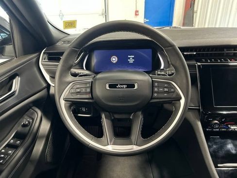 Used 2023 Jeep Grand Cherokee Altitude AWD/4WD image 15