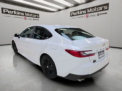 Used 2025 Toyota Camry SE image 3