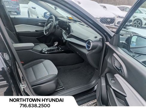 Used 2025 Chevrolet Trax LT image 30