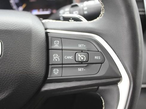 Used 2023 Jeep Grand Cherokee Altitude AWD/4WD image 15