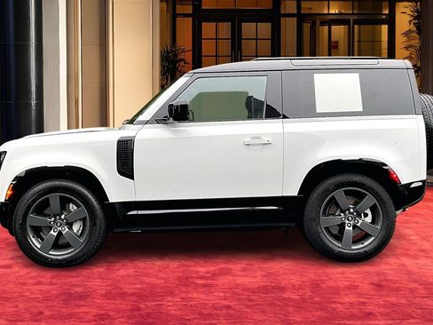 Used 2025 Land Rover Defender 90 X-Dynamic SE image 13