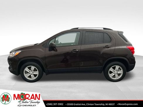 Certified 2022 Chevrolet Trax LT w/ LT Convenience Package image 3