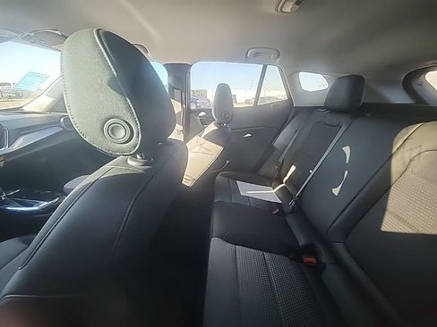 Used 2025 Chevrolet Trax LT FWD image 4