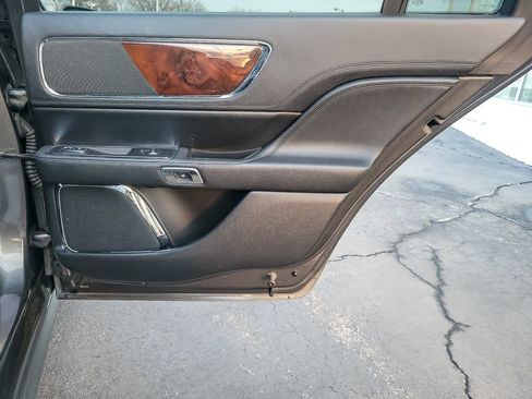 Used 2017 Lincoln Continental Premiere image 18