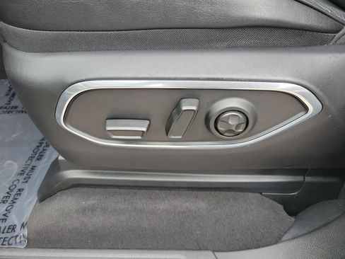 Used 2024 Jeep Wagoneer L Series II RWD image 22