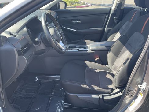 Used 2025 Nissan Sentra SR FWD image 11