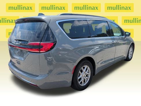Used 2022 Chrysler Pacifica Touring-L FWD image 6