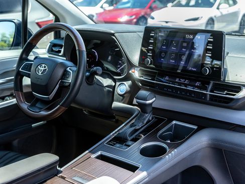Used 2022 Toyota Sienna XLE AWD/4WD image 42