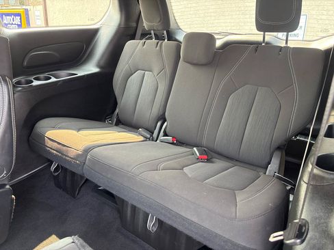 Used 2023 Chrysler Pacifica Touring FWD image 31
