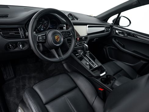 Certified 2026 Porsche Macan AWD/4WD image 4