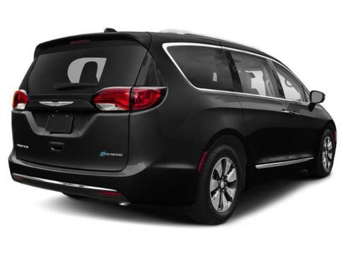 Used 2019 Chrysler Pacifica Touring Plus image 2