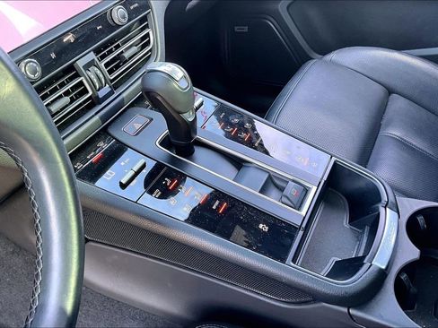 Used 2023 Porsche Macan Turbo image 18