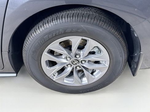 Used 2025 Toyota Sienna XLE FWD image 40