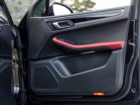 Certified 2023 Porsche Macan image 45