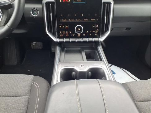 Used 2025 GMC Acadia Elevation AWD/4WD image 17