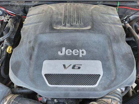 Used 2014 Jeep Wrangler Unlimited Sahara w/ Dual Top Group AWD/4WD image 35