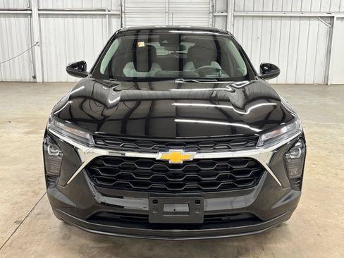 Used 2025 Chevrolet Trax LS w/ LS Convenience Package FWD image 2