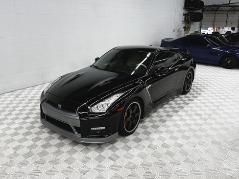 Used 2016 Nissan GT-R Premium image 3