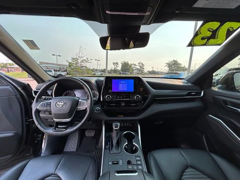 Used 2023 Toyota Highlander XSE FWD image 10