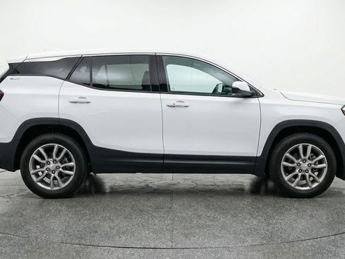 Used 2024 GMC Terrain SLT image 11