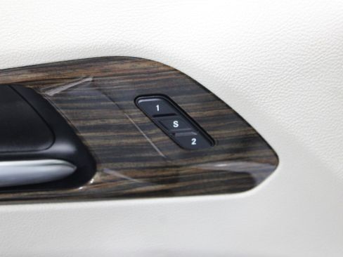 Used 2023 Chrysler Pacifica Limited FWD image 8