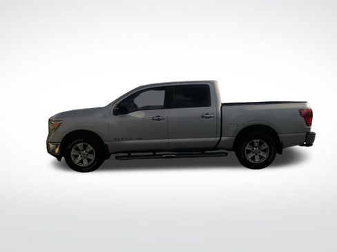 Used 2018 Nissan Titan SV RWD image 2