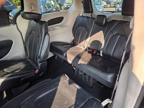 Used 2023 Chrysler Pacifica Touring-L FWD image 33