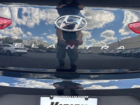 Used 2019 Hyundai Elantra SE w/ Winter Weather Package FWD image 14