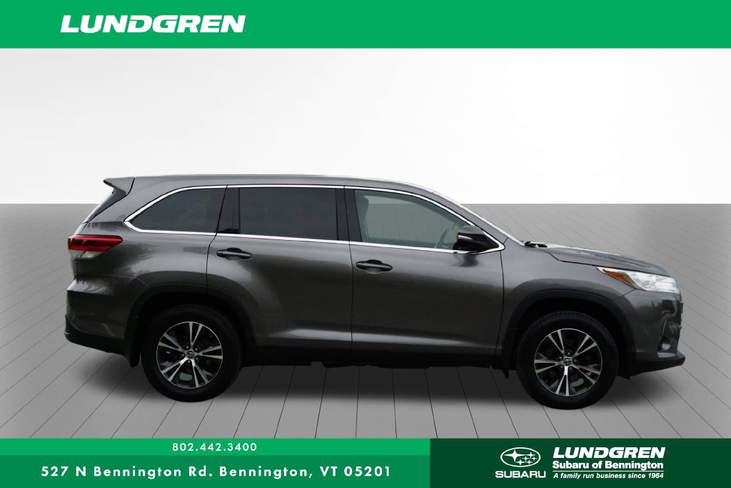 Used 2019 Toyota Highlander LE AWD/4WD image 3