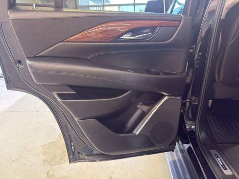 Used 2016 Cadillac Escalade Luxury AWD/4WD image 31