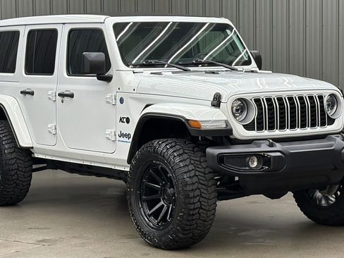 Used 2025 Jeep Wrangler Unlimited Sahara w/ Safety Group AWD/4WD image 7