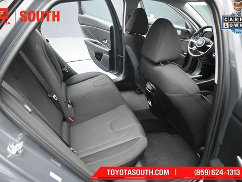 Used 2025 Hyundai Elantra SE FWD image 29