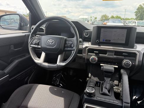Used 2025 Toyota 4Runner SR5 AWD/4WD image 12
