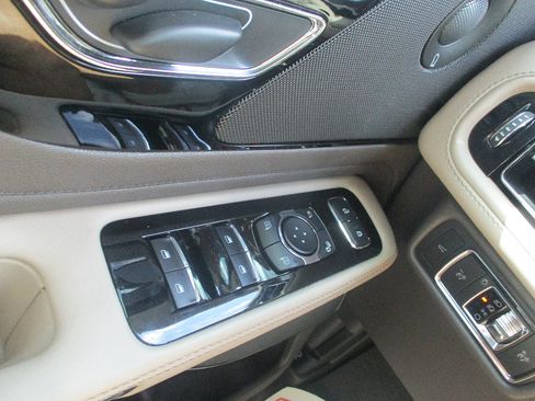 Used 2023 Lincoln Aviator Reserve w/ Elements Package Plus AWD/4WD image 17