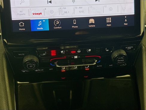 Used 2023 Jeep Grand Cherokee Limited w/ Luxury Tech Group II image 17