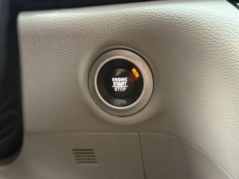 Used 2019 Chrysler Pacifica Touring-L FWD image 35