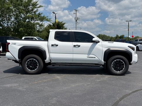 Used 2026 Toyota Tacoma TRD Off-Road w/ TRD Off Road Upgrade Package AWD/4WD image 9