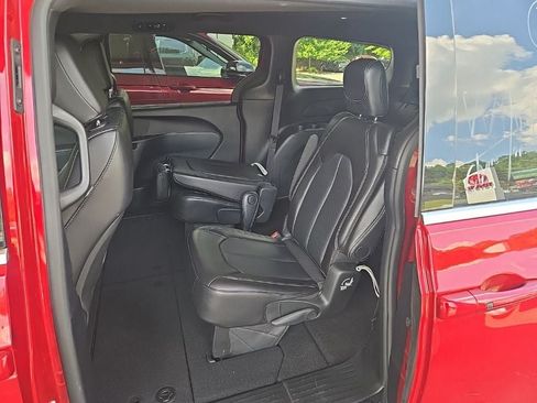 Used 2025 Chrysler Pacifica Select FWD image 4