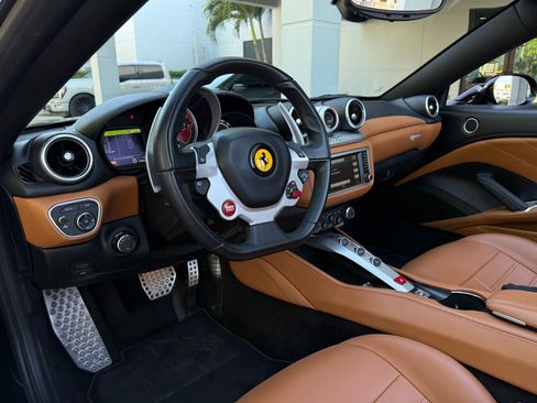 Used 2015 Ferrari California T image 26