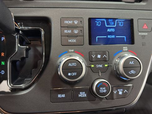Used 2018 Toyota Sienna SE Premium FWD image 34