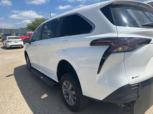 Used 2025 Toyota Sienna LE image 4