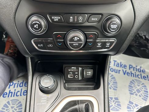Used 2017 Jeep Cherokee High Altitude AWD/4WD image 21