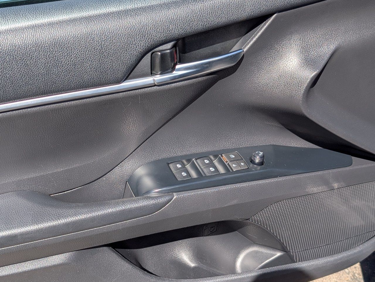 Used 2020 Toyota Camry SE FWD image 15