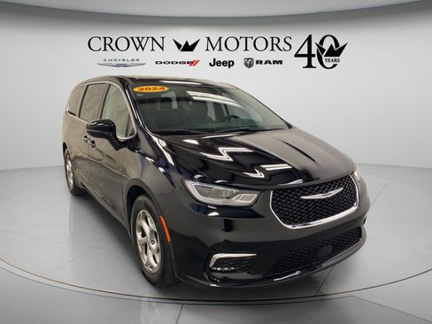 Used 2024 Chrysler Pacifica Limited FWD image 9