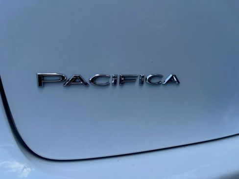 Used 2017 Chrysler Pacifica Touring-L w/ Tire & Wheel Group FWD image 32