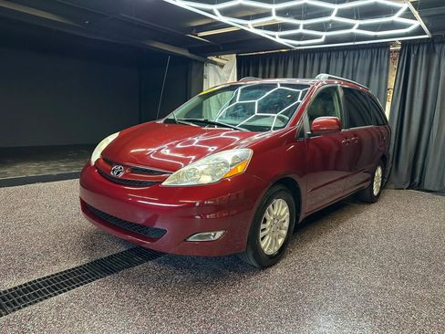 Used 2010 Toyota Sienna FWD image 3
