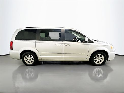 Used 2012 Chrysler Town & Country Touring image 9