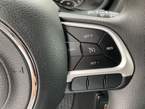 Used 2023 Jeep Renegade Latitude AWD/4WD image 32